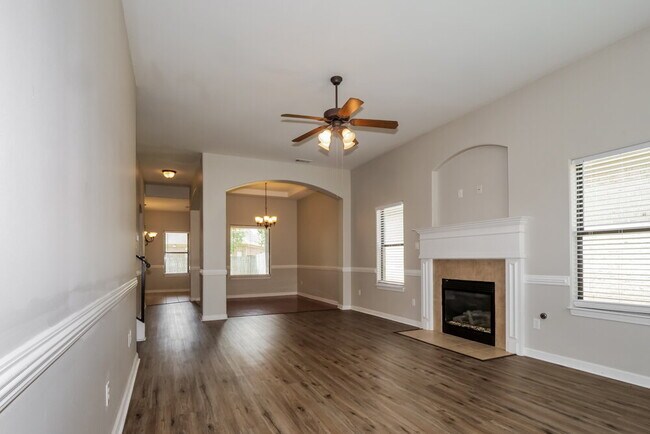 Foto del edificio - 450 Garden Springs Dr