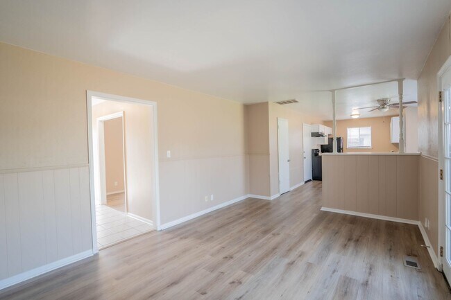 Foto del edificio - Large, upgraded duplex coming soon!