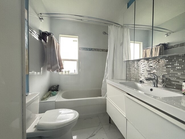 Building Photo - 6550 Clinton St