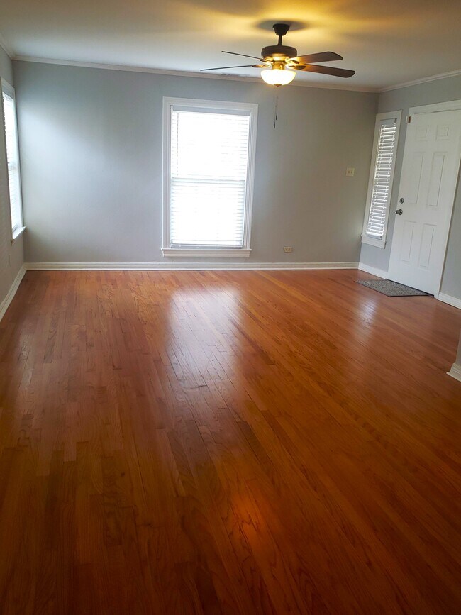 Amplia sala de estar/comedor - 1213 Shady Ln