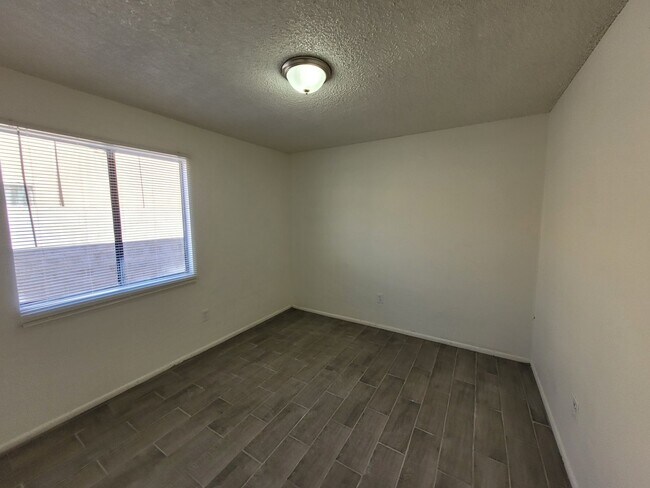 Building Photo - 2630 S Virginia Dr
