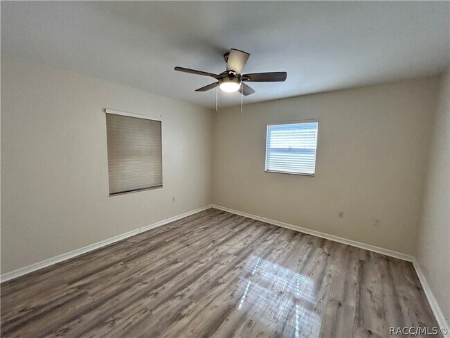 Building Photo - 7236 E Oak Isle Dr