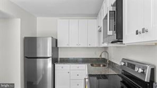 Building Photo - RENOVATED TOWNHOUSE WITH 3 BEDROOMS AND 1.5 BATHS, FENCED BACKYARD