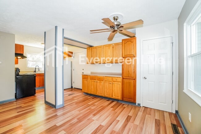 Foto del edificio - 3327 Everson Rd W