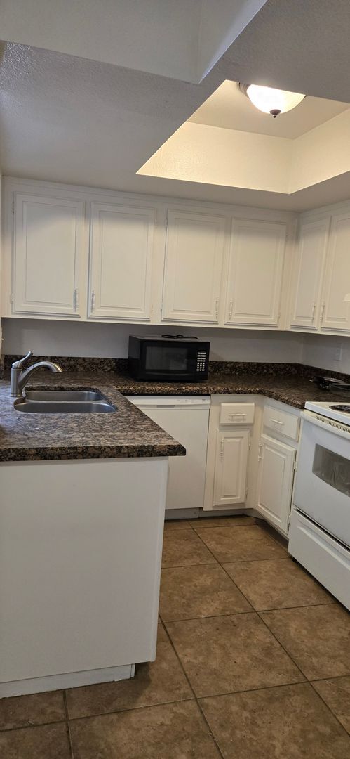 Foto del edificio - Beautiful 2 bedroom 2 bath Condo  New Paint and flooring throughout