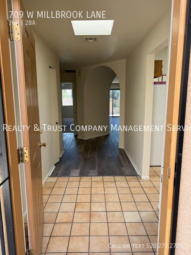 Foto del edificio - 709 W Millbrook Ln