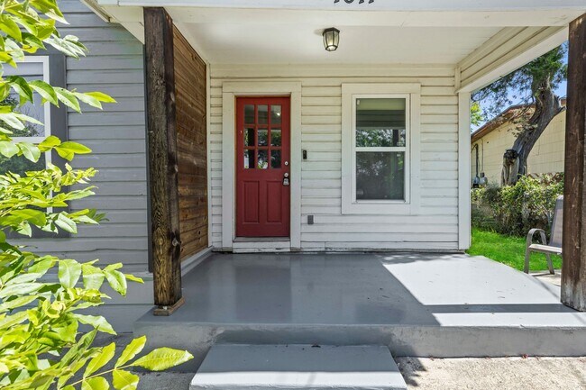 Foto del edificio - Fully renovated home close to downtown