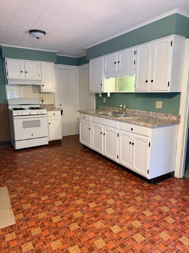 Kitchen - 31 Paine St