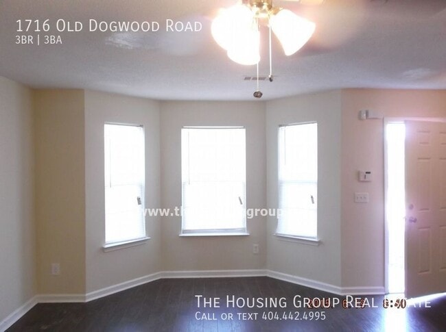 Building Photo - Beautiful 3 BR Joneboro Townhome
