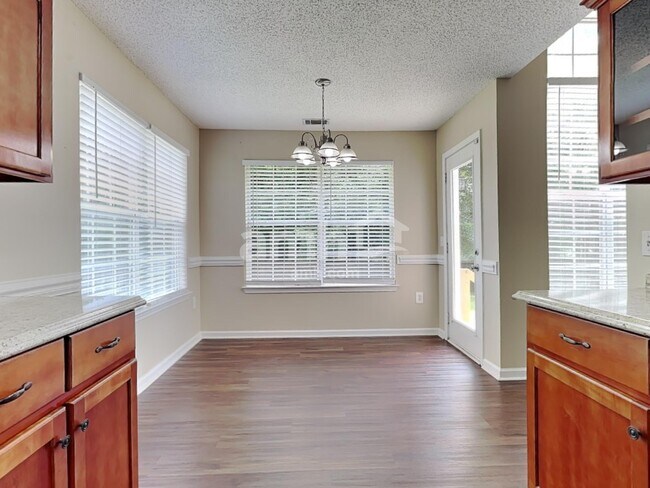 Foto del edificio - 28 Blue Lake St