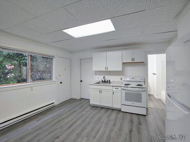 Building Photo - Newly Remodeled 1bdrm in Convenient Eastlake Neighborhood with Washer\Dryer and Parking