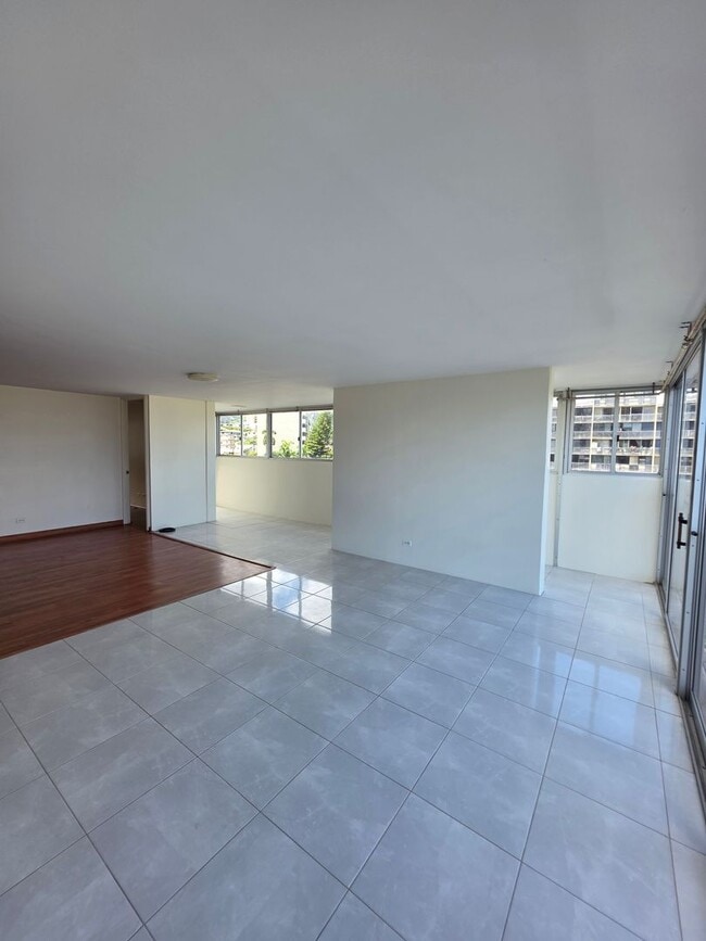 Building Photo - AVAILABLE NOW! Spacious and bright 2 bed, 2 bath, 1 parking unit on Ward Ave