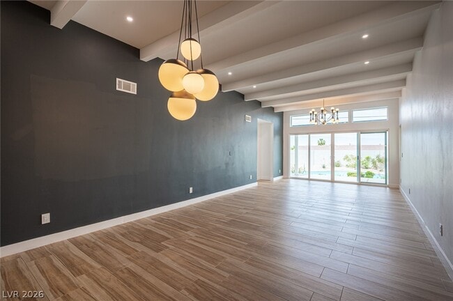 Building Photo - 330 E Country Club Dr