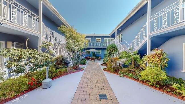 Building Photo - 11284 Montana Avenue