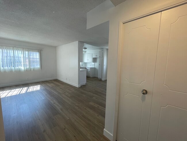 Building Photo - 623 S Grevillea Ave