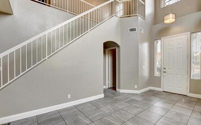 Foto del edificio - Beautifully upgraded kitchen and tile floo...