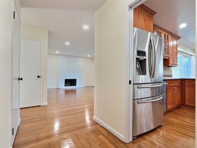 Building Photo - 3BD/2BA - Updated Charming Single Family Home in Great Location!