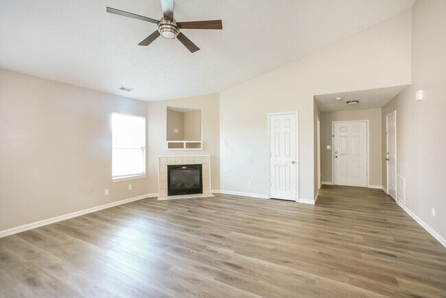 Building Photo - 823 Pine Lake Dr