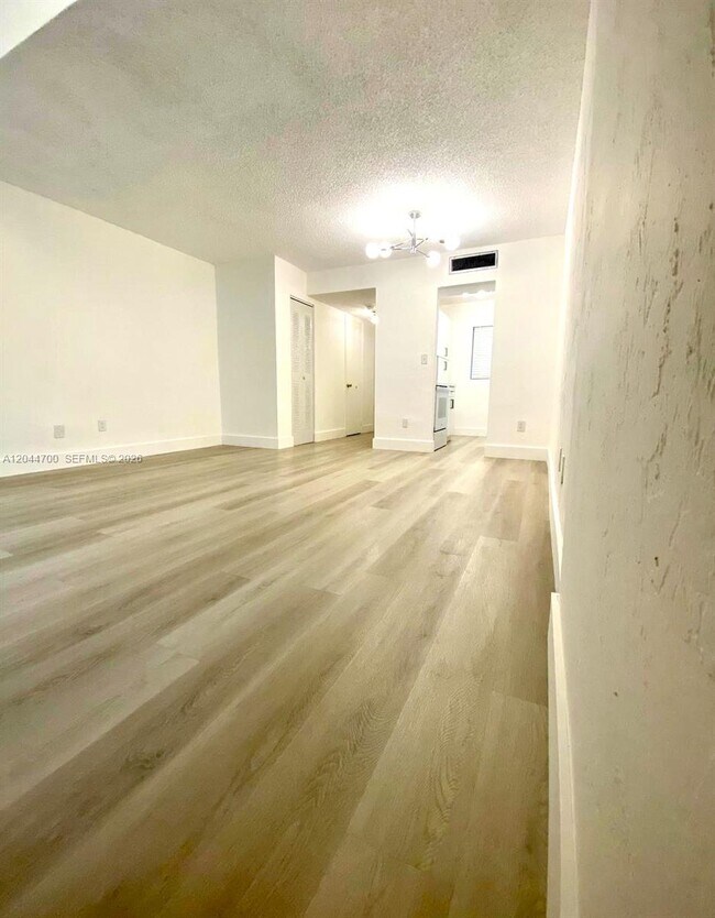 Foto del edificio - 10901 N Kendall Dr
