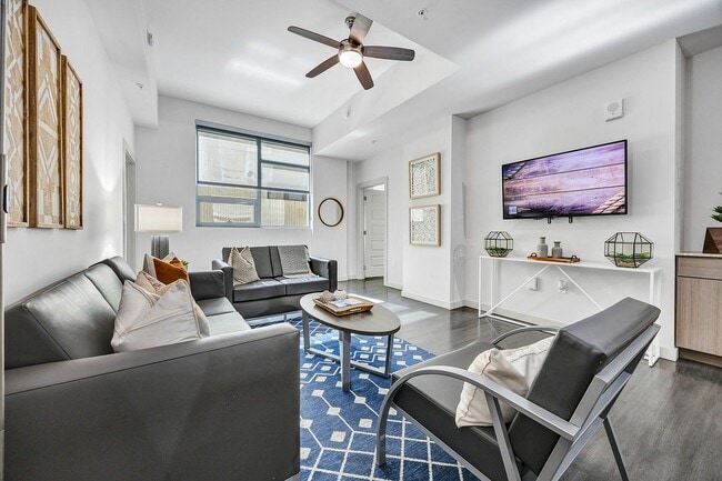 Sala de estar modelo - Aspire Tucson: Off-Campus Student Housing