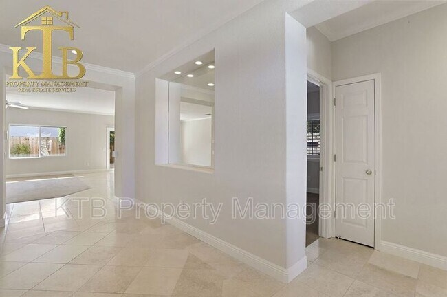 Foto del edificio - 9574 Moon River Way
