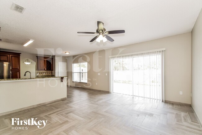 Foto del edificio - 654 Parakeet Ct