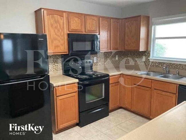 Building Photo - 539 Reba