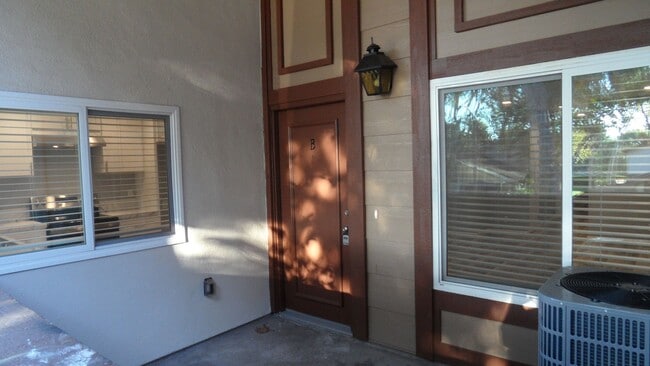 Foto del edificio - REMODELED 2BR; 1BA end unit condo w/ 1 car garage & 1 parking space