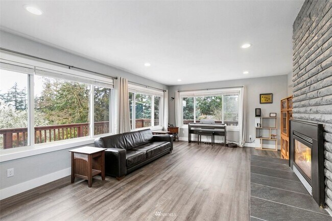 Building Photo - Beautiful 4 Bedroom Close to Everything!