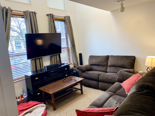Living Room, Floor 1 - 125 Governor Winthrop Rd