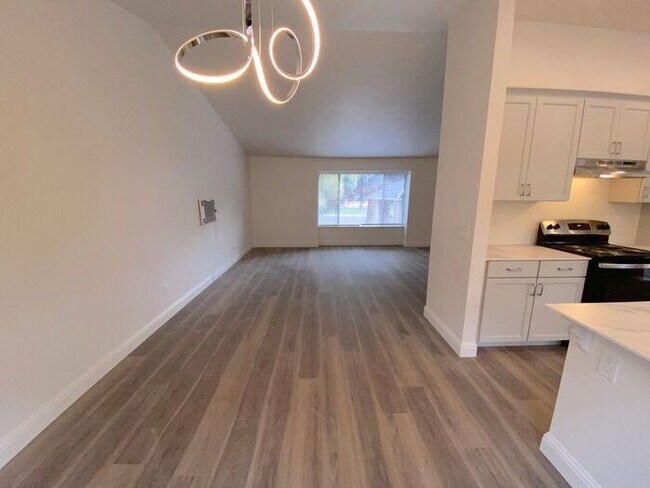 Building Photo - Modern 4 Bedroom, 3 Bath House - Near Died...
