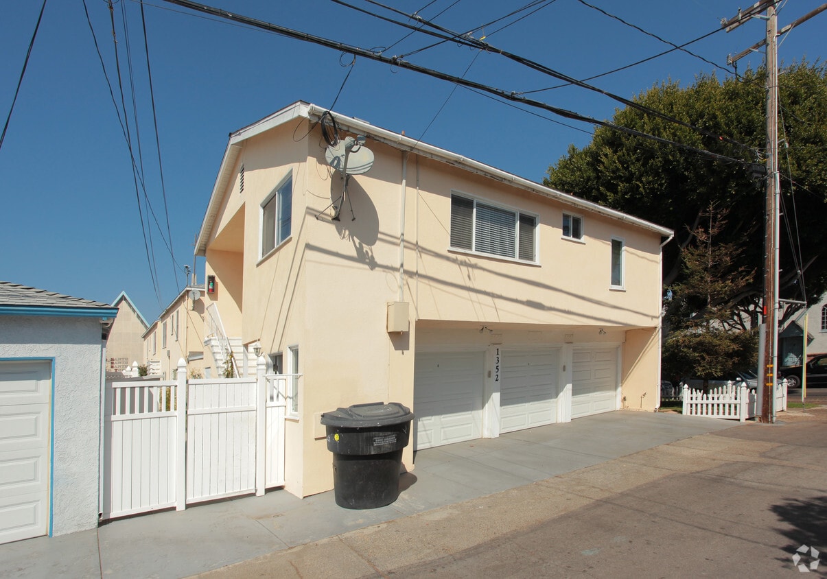 Building Photo - 1352 Ocean Park Blvd