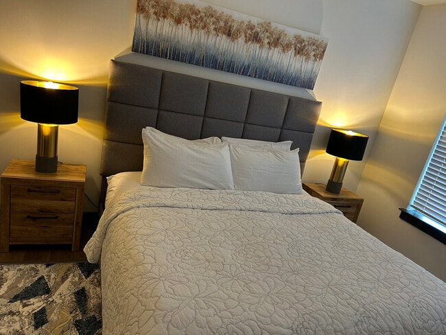 Building Photo - 539 W Trade St