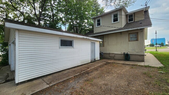 Building Photo - 210 9th Ave S