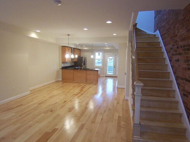 Building Photo - Large 3BR/2.5BA with yard and parking H St...