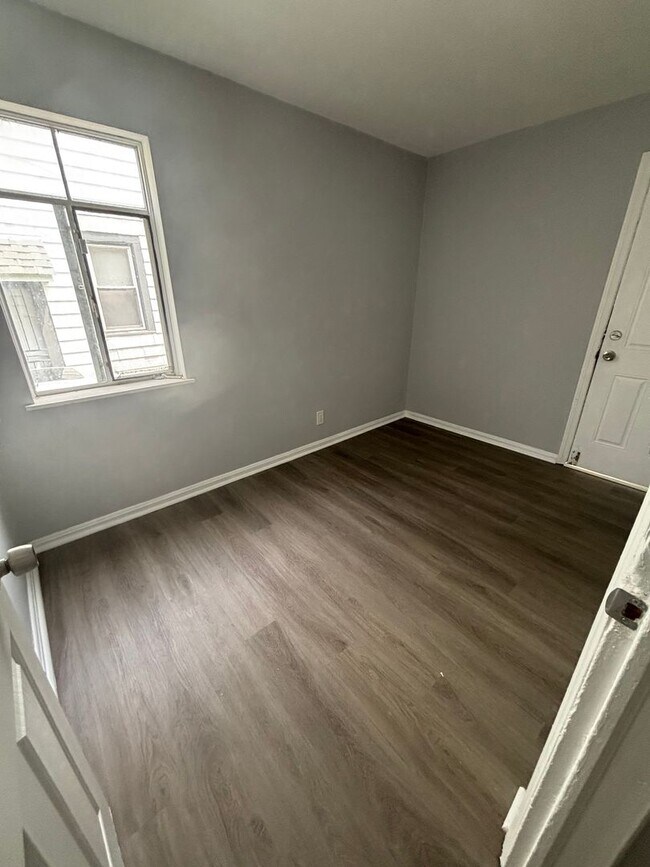 Building Photo - 3bd Single Section 8