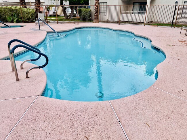Building Photo - Coming Soon: Spacious, Fully Furnished 2 Bed, 2 Bath Condo in the Lakes!