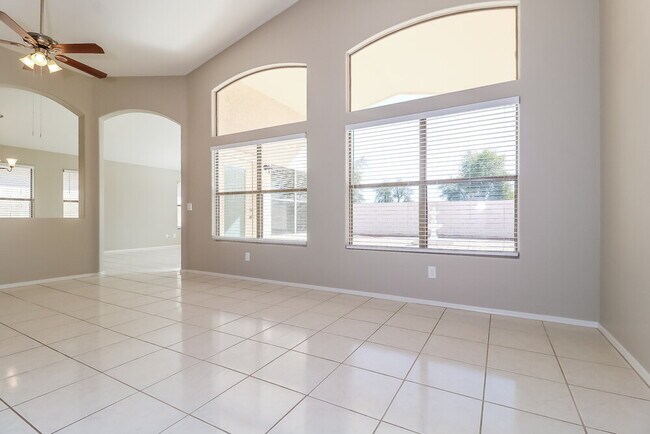 Foto del edificio - 12817 W Vernon Ave