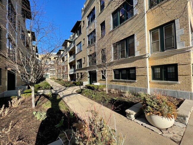 Building Photo - 4318 N Clarendon Ave