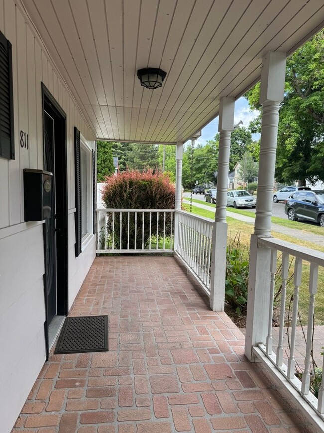 Building Photo - Beautiful, Spacious, and Close to Downtown!