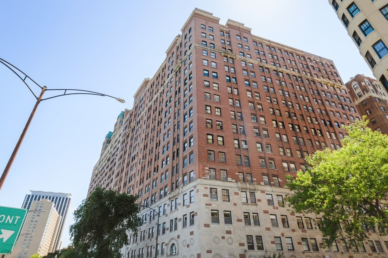 Foto principal - 3260-70 N Lake Shore Drive