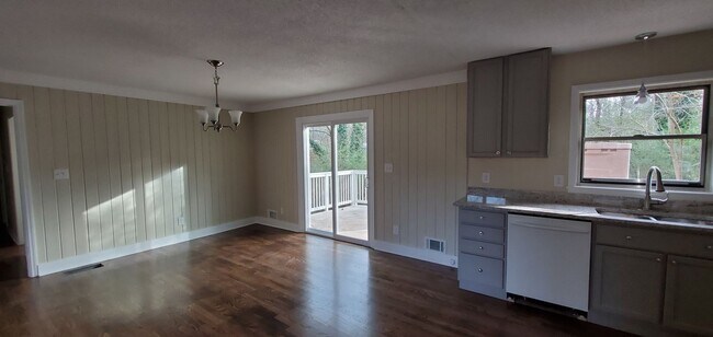 Building Photo - Desirable Woodstock Location!