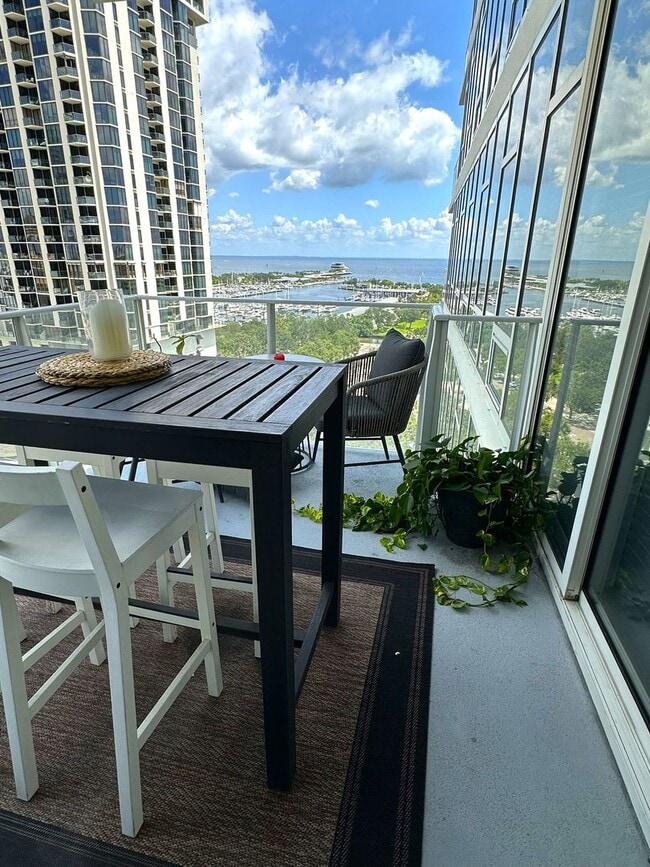 Building Photo - Unfurnished Annual DOWNTOWN ST. PETE - SIG...