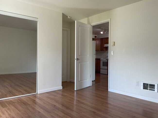 Foto del edificio - 1 Bed / 1 Bath Houghton condo in Kirkland $1,795/month