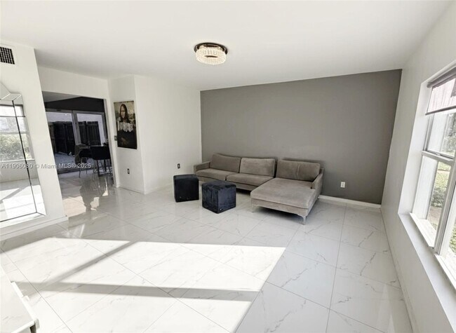 Foto del edificio - 7936 Kimberly Blvd