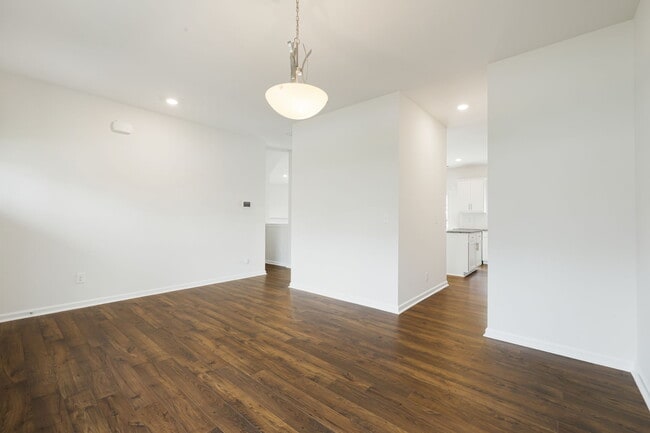 Comedor/sala flexible - 206 Marathon Ln