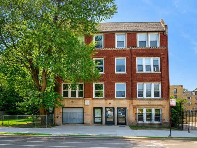 Building Photo - 1635 W Morse Ave