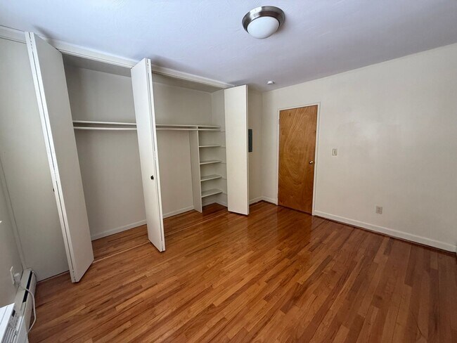Building Photo - Beautifully-Maintained 1-Bedroom & Central...