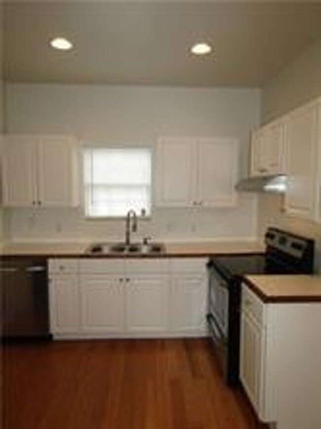 Building Photo - Classic Eastside Bungalow