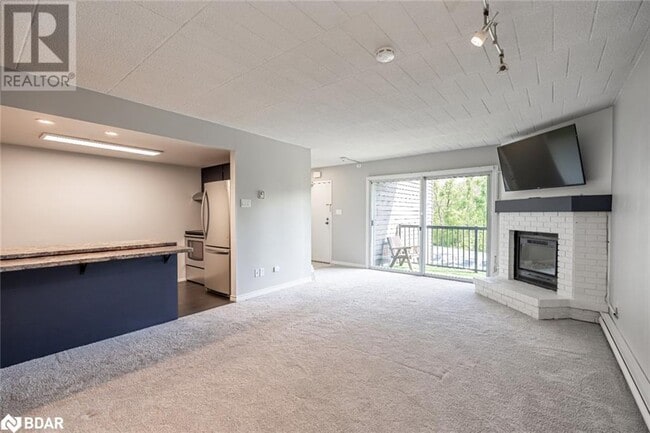 Building Photo - 1102 Horseshoe Valley Rd W